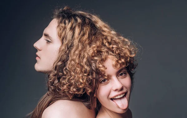 Foto macia do jovem casal. Casal sexy jogar em jogos de amor. Homem e mulher atraentes sendo brincalhões. Retrato de moda de um belo casal sexy. Somos melhores quando estamos juntos. . — Fotografia de Stock