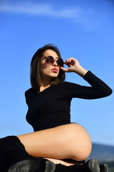 Chaud bébé. Femme mannequin posant avec des lunettes de soleil. Passion et tentation. Femmes en sous-vêtements érotiques. Concept de beauté. Portrait d'une jeune femme en lunettes de soleil. Tendances beauté. Isolé sur le ciel . — Photo