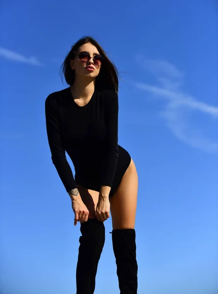 Retrato de modelo de belleza chica con gafas de sol. Mujeres sensuales. Retrato de una hermosa encantadora joven atractiva mujer. Copiar espacio. Día soleado. Retrato de mujer seria en la luz aislada . —  Fotos de Stock