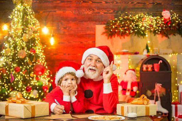 Papai Noel ajudante de Natal Criança filho e pai Escreva Carta ao Papai Noel . — Fotografia de Stock