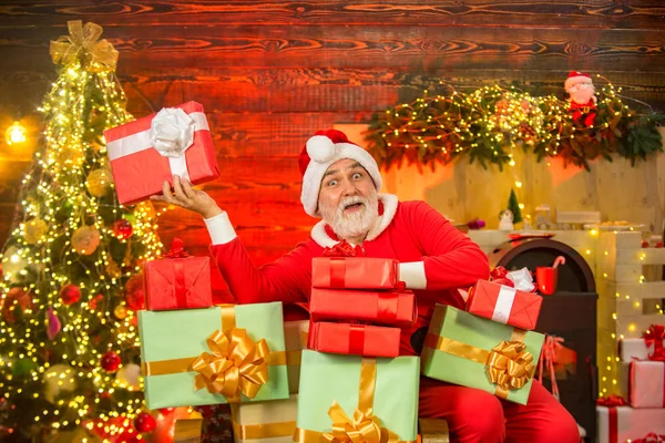 Santa farfar med vitt skägg poserar på julen trä bakgrund. Porträtt av en mogen jultomte. — Stockfoto