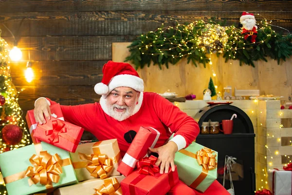 Papá Noel posando sobre fondo de madera vintage. Navidad gente celebración Año Nuevo . —  Fotos de Stock