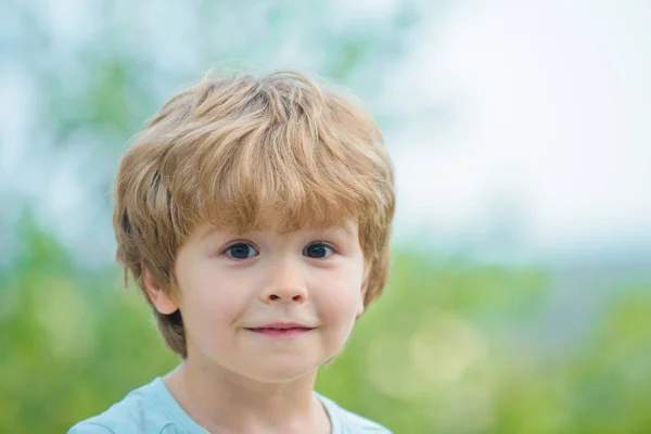 Bambino godere di passeggiata. Ritratto di bambino che posa fuori. Ragazzino divertente. I bambini si divertono all'aria aperta. Ricevuto. Ritratto bambino all'aperto . — Foto Stock