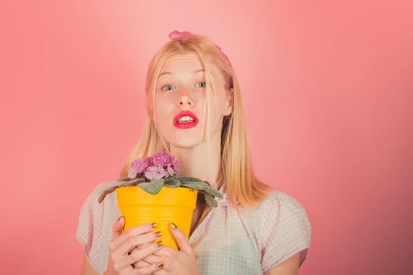 Mulher Pinup com maquiagem na moda. Floricultura artesanal e conceito de pequeno negócio. Mulher feliz segurar plantas envasadas. A mulher cuida das flores. Menina botânica jovem feliz em humor alegre. Instalação doméstica . — Fotografia de Stock