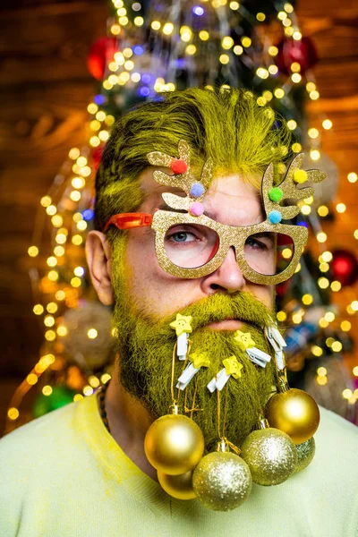 Día de Acción de Gracias y Navidad. Retrato de un brutal Santa Claus maduro. Moda, venta de compras y descuentos. Decoraciones de Navidad . — Foto de Stock