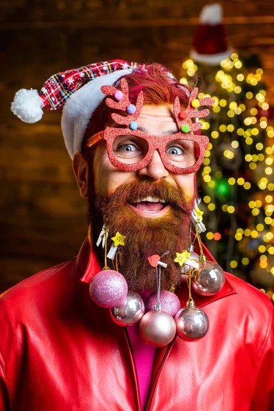 Gelukkig nieuwjaar. Nieuwjaarsfeest. Grappig Santa winterportret. Kerstvoorbereiding - Kerstman viert nieuwjaar. — Stockfoto