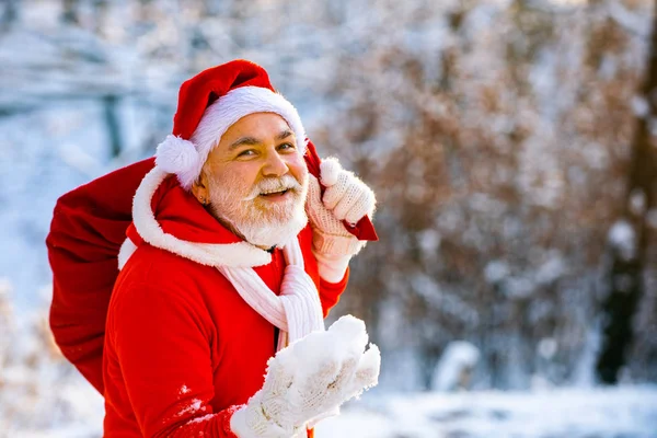 新年のコンセプト。新年明けましておめでとう。クリスマスをお祝いします。メリークリスマス。クリスマスへの道を歩く赤いスーツのサンタ. — ストック写真