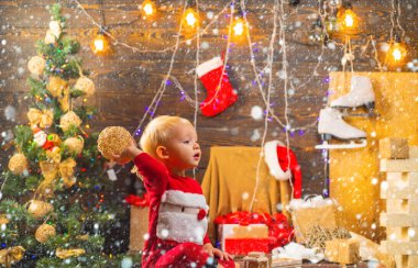 Kış kar dekorasyonu. Noel çocuğu. Ben çocukken, yılbaşında ailemle birlikte buraya gelirdim. Noel hediyeli mutlu kız çocuğu.