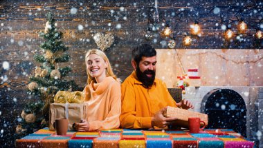 Neşeli bir yılbaşı ağacı, yılbaşı hediye dileriz. Mutlu Noeller.