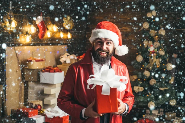 Weihnachtsmann mit roter Weihnachtsgeschenkschachtel. Frohe Weihnachten und ein gutes neues Jahr. — Stockfoto