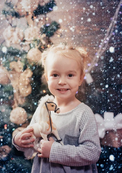 Winterschnee schmücken. Frohe Weihnachten und frohe Feiertage. Weihnachtskinder. Weihnachtsgeschichte. glückliche kleine Kinder mit Weihnachtsmütze und Geschenk haben ein Weihnachtsfest. — Stockfoto