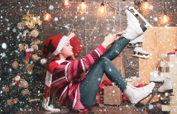 Zimní sněhová dekorace. Roztomilý teenager slaví Vánoce. Vánoční teenager - koncept štěstí. Dárek pro děti. Roztomilá holčička u vánočního stromečku. Bílé brusle. — Stock fotografie