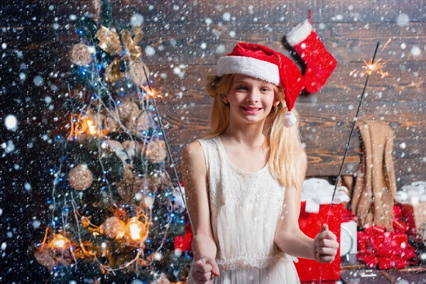 Noel hediye kutusu ile mutlu küçük kız. Noel hediye açılış neşeli sevimli küçük kız. Açılış hediyeler Noel ve yeni yıl. Komik çocuk Noel hediyesi holding. — Stok fotoğraf