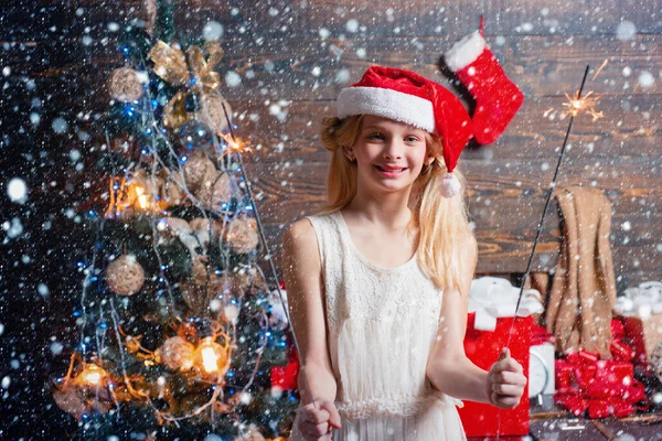 Menina feliz com caixa de presente de Natal. Menina bonito alegre abrindo um presente de Natal. Abrindo presentes no Natal e Ano Novo. Engraçado garoto segurando presente de Natal . — Fotografia de Stock