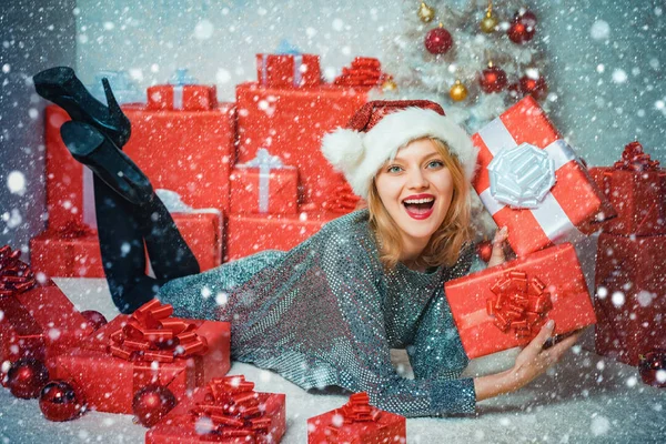 Kerst vrouw jurk. Kerst interieur. Vriendelijke en vreugde. Gebeurtenis. Gek, komisch gezicht. Sensueel meisje voor Kerstmis. Kersttijd. Plezier. Ware emoties. — Stockfoto