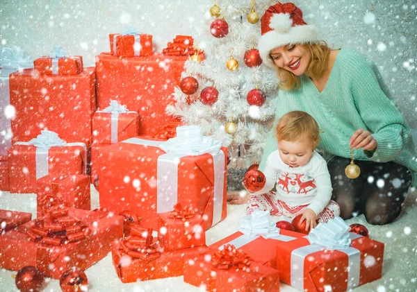 Criança engraçada com mãe e presente de Natal. Crianças de Natal. Criança com um presente de Natal. Bonito crianças comemorando o Natal . — Fotografia de Stock