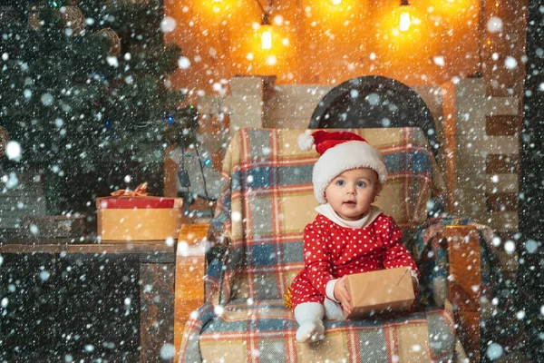クリスマス プレゼントで幸せな子。かわいい赤ちゃんは、室内にクリスマス ツリーを飾っています。クリスマス冬休日コンセプト. — ストック写真