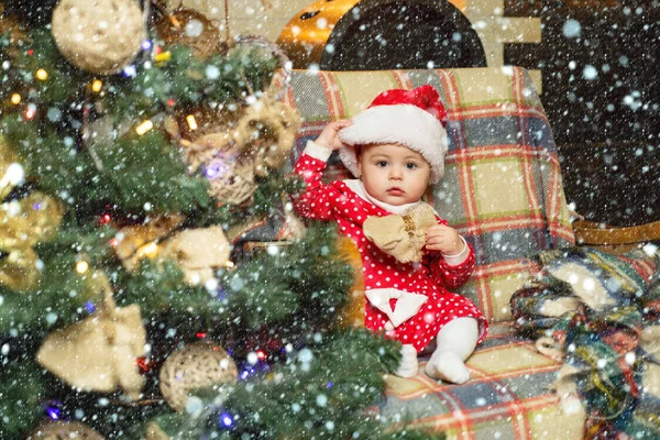 クリスマスの木製の背景に存在の子。幸せな子供たち。クリスマス赤ちゃん。かわいい小さな子は室内のクリスマス ツリーを飾る. — ストック写真