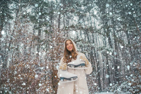 Zima Las. Śnieg koncepcja moda uroda zima. Koncepcja zima. — Zdjęcie stockowe