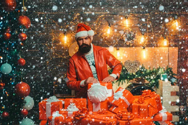 Cattivo Babbo Natale col cappello da Babbo Natale. Uomo barbuto in maglione di Natale. Nuovo concetto di anno. Uomo di Natale in cappello di Babbo Natale . — Foto Stock