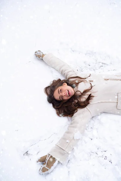 En vacker ung kvinna som skrattar utomhus. Kvinnor i vinterkläder. Skönhet Vinterflicka i frostig vinterpark. Vinterkänslor. — Stockfoto