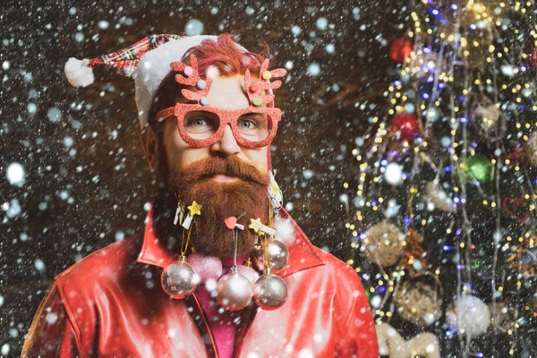 Holly vidám karácsony és Noel. Karácsonyi hangulat. Karácsonyi emberek ünneplik az új évet. Egy Mikulás portréja. Mikulás téli portré. — Stock Fotó