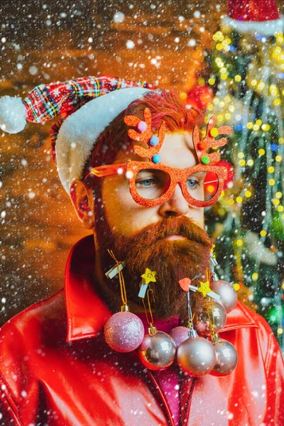 Γενειοφόρος Άγιος Βασίλης - κοντινό πορτρέτο. Ο γενειοφόρος τρελός Άγιος Βασίλης κοιτούσε την κάμερα. Ο Άγιος Βασίλης εύχεται Καλά Χριστούγεννα. Συναισθήματα δώρων. — Φωτογραφία Αρχείου