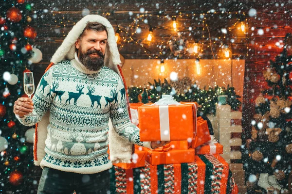 Nouvel an concept de Noël. Père Noël à la maison. Bonne année. Fête de Noël. Homme barbu en pull de Noël. — Photo