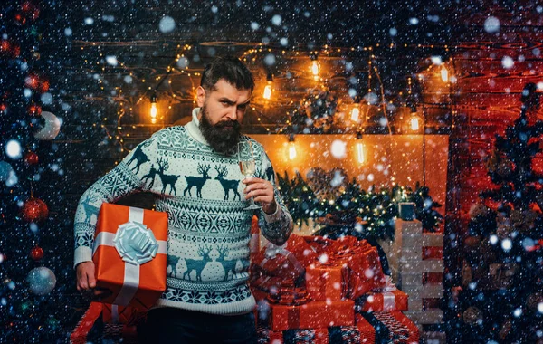 Hipster Télapó. A Télapó ajándéka. Szakállas férfi karácsonyi pulcsiban. Hálaadás napja és karácsony. Ajándék érzelmek. — Stock Fotó