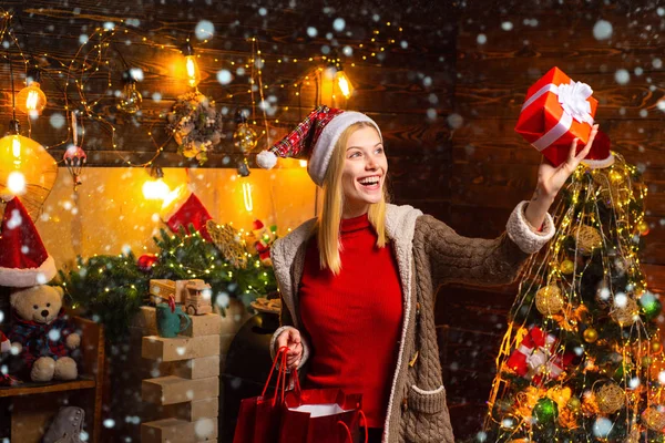 A jovem celebra o Natal e guarda o seu presente. Árvore de Natal. Feliz Ano Novo. Conceito de Feliz Natal e Ano Novo. Presente surpresa Ano Novo . — Fotografia de Stock