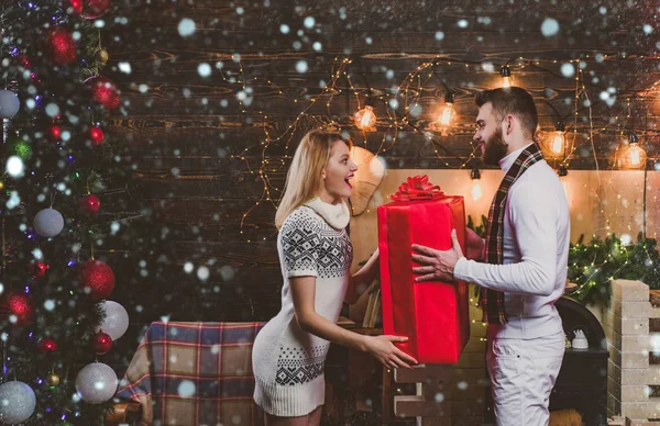 Amar a la pareja de Navidad disfrutando de las vacaciones y regalos. Amor pareja intercambio de regalos y pasar juntos las vacaciones de Navidad. Feliz Navidad y feliz año nuevo . —  Fotos de Stock