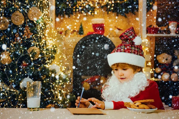 De Kerstman schrijft de brief aan kinderen. Kerstman geniet van koekjes en melk achtergelaten voor hem op kerstavond. — Stockfoto