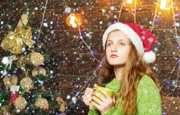 Vánoční sny teenagerů. Ráno před Vánocemi. Zimní děti. Roztomilý teenager slaví Vánoce. Kluk se baví poblíž vánočního stromečku. Teenager Christmas. — Stock fotografie