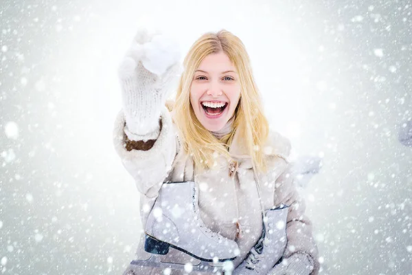 Roligt leende flicka promenader på vit snö bakgrund. Vinter rolig kvinna med skridskoåkning. Skönhet Glädje Modell Flicka skrattar och ha kul i vinterparken. — Stockfoto