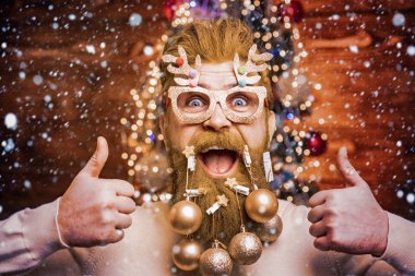 Kış kar dekorasyonu. Kış tatilin kutlu olsun. Komik Noel Baba. Noel hazırlığı. Yeni yılı kutlayan adam. Yeni yıl kıyafetleri. Noel tatili ve yeni yıl teması.