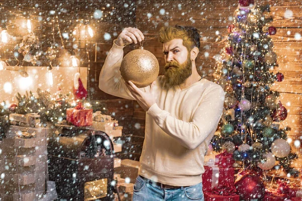 Jul- eller nyårskoncept för frisör. Skägg med grannlåt. Tomten i frisersalongen. Jul stil för modern Santa. — Stockfoto