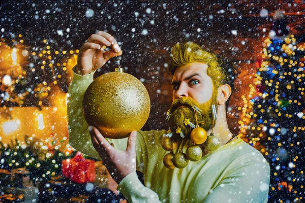 Hipster Weihnachtsmann Weihnachtsvorbereitung. Nahaufnahme Porträt eines bärtigen Mannes im Weihnachtsmannkostüm. bärtiger Mann mit Kugelschreiber. — Stockfoto