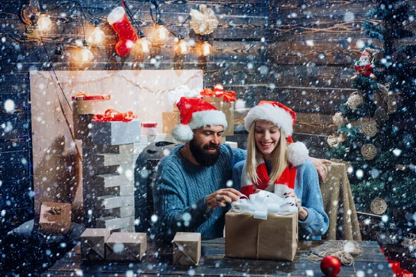 Freands de inverno vestindo chapéu vermelho de Papai Noel. Casal Hoppy sobre árvores de natal luzes de fundo. Feliz Ano Novo. Feliz Natal e Feliz Ano Novo. Um casal apaixonado. Casal de Natal . — Fotografia de Stock