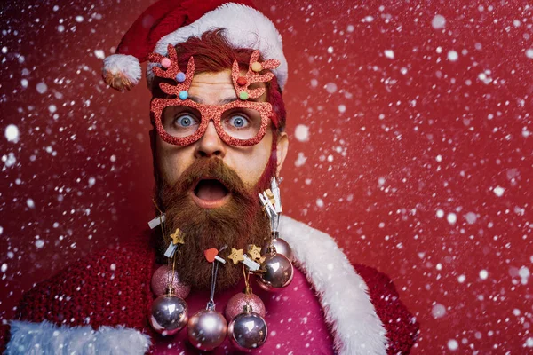 Concepto de barbería de Navidad o Año Nuevo. La gente divertida navidad. Santa Claus - hipster barbudo . —  Fotos de Stock