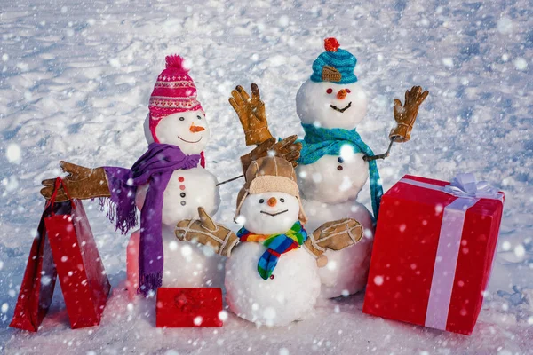 Bannière Vente d'hiver. Cadeaux de livraison. Un cadeau de bonhomme de neige. Bonhomme de neige père, mère et bonhomme de neige bébé surprise en plein air. Bonhomme de neige à vendre. Bonhomme de neige de Noël avec sac à provisions et cadeau de Noël . — Photo