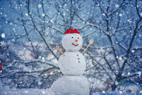 Aranyos hóembert-ajándék Presents állva Télen karácsonyi táj. Újévi ajándék. Hóember a bevásárlótáska-ajándék vásárlási koncepció. Design ajándék Handmade. — Stock Fotó