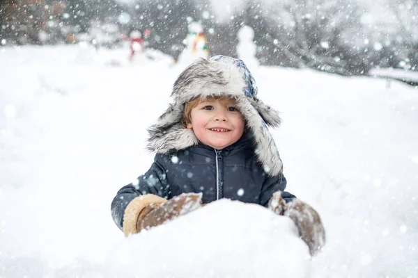 幸せな子供冬の肖像画。雪の中の子供たちメリークリスマスとハッピーニューイヤー。冬の子冬の朝冬の感情. — ストック写真