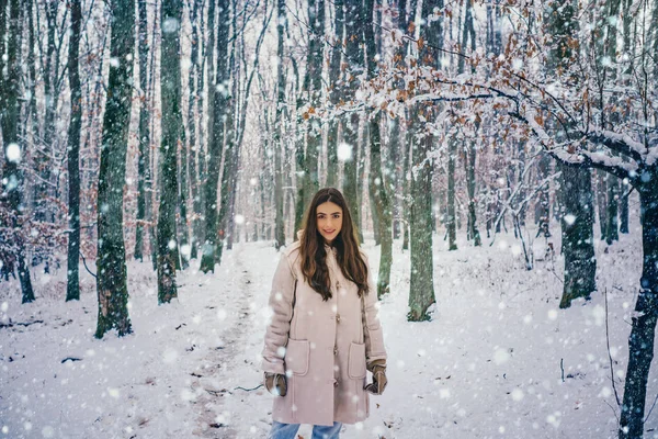 Αισθησιακό μελαχρινή χειμώνα κορίτσι Ποζάροντας και τη διασκέδαση. Γέλιο κορίτσι σε εξωτερικούς χώρους. — Φωτογραφία Αρχείου