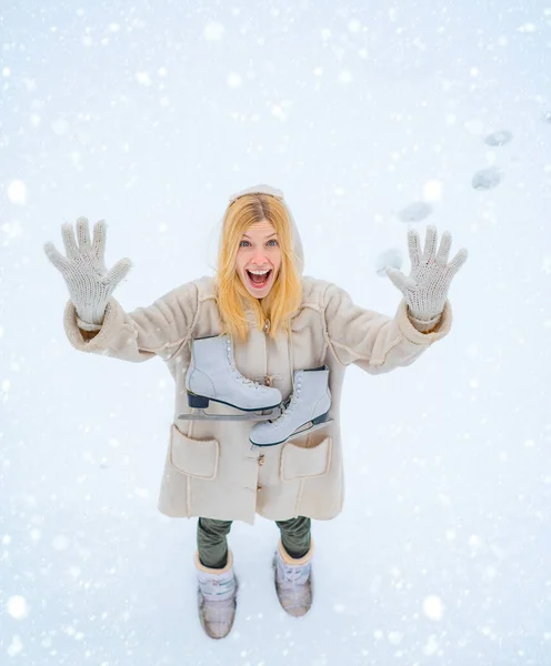 Egy lány, aki havazik a parkban. Gyönyörű fiatal nő nevet a szabadban. Téli táj háttér. — Stock Fotó