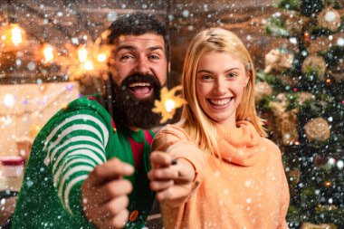 Noel Kızı - kar efektleri. Bengal ışıkları. Neşeli aydınlık. Noel, herkesi bir araya getiren bayramdır. Mutlu aile yeni yıla hazırlanıyor. Arkadaşlarına mutlu Noeller dile..