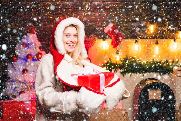 Christmas Girl - snow efects. Fashion portrait of model girl indoors with Christmas tree. Sensual young girl. Christmas fashion. Seasonal Christmas holidays sale discounts. Christmas preparation. — Stock Photo, Image