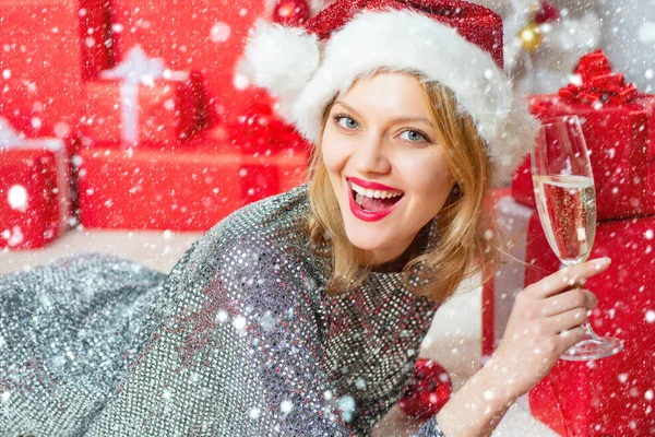 Christmas Girl - snow efects. Holly jolly swag Christmas and noel. Emotions. Christmas dresses. Happy woman. Positive human emotions facial expressions. Champagne party celebration. Festive champagne. — Stockfoto