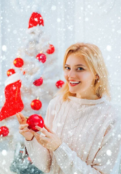 Mujer en la nieve. Bolas rojas del árbol de navidad blanco. Mujer feliz navidad. Celebración de glamour, navidad chica santa. Árbol de Navidad blanco . —  Fotos de Stock