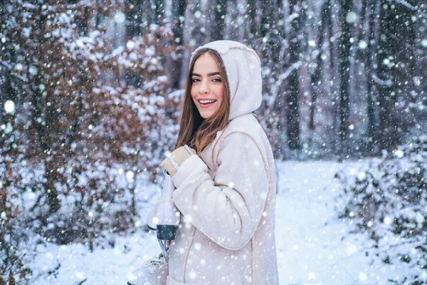 Mujer en la nieve. Retrato de invierno de una joven morena hermosa en el jardín de nieve. Personas en la nieve. Mujer retrato de invierno . — Foto de Stock