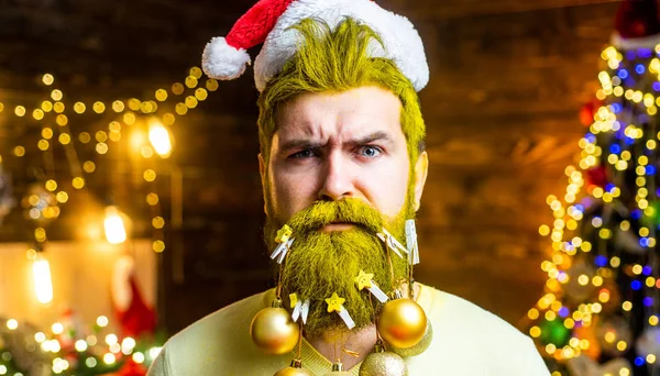 Porträtt av en brutalt mogen jultomte. Skäggig man i jultröja. Hipster Santa hemma. Män i vinterkläder. Holly jolly swag Jul och noel. — Stockfoto